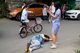 熊孩子推倒孕妈后逃跑，丈夫上门讨说法，宝妈：和孩子计较什么？图片