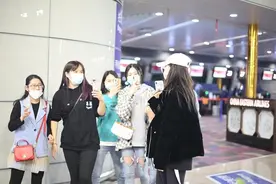 baby罕见秀恩爱，主动穿黄晓明同款，黄晓明穿情侣装积极回应图片