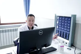 颈肩痛、脖子歪向一边，不要误把痉挛性斜颈当“落枕”图片