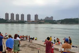 宜昌维多利亚港湾小沙滩，每到双休人挺多的，你去过吗？图片