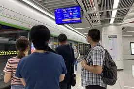 地铁站内气味刺鼻？原是私设广告牌在“捣鬼”图片