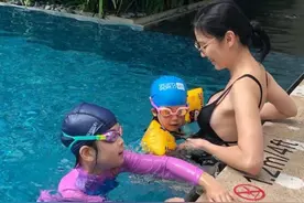 45岁林熙蕾身材零走样，一双囡囡似足妈咪，为家庭婉拒《浪姐》图片