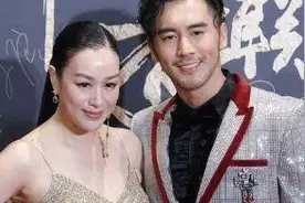 49岁钟丽缇真拼了！穿小号吊带裙硬勒出副乳，凹凸感无敌图片