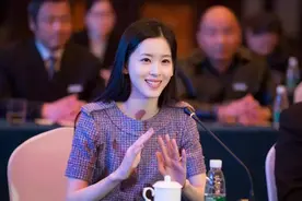 奶茶妹妹章泽天：恭喜你，终于摆脱了京东刘强东的阴影图片