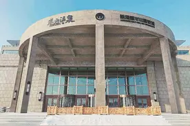 承诺开业前8折开工资至今未开欠百名员工1-3个月工资，新海都半山温泉城：这两天支付图片