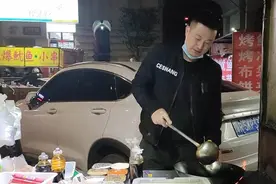 90后小伙晚上兼职摆炒饭摊，摊前贴的一个公示令人倍感温暖图片