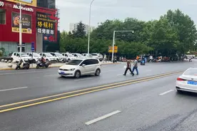郑州一些道路中央护栏被拆、有的还设了围挡，要做什么？图片
