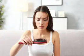 产后爱留以下发型的宝妈，当心头发越掉越多，发际线后移图片