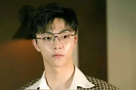 陈立农出席活动，格纹西装搭配白衬衣，面带眼镜斯文可爱图片