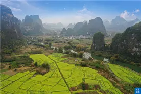 阳朔山水甲天下，遇龙河船工靠撑竹筏住40万小楼，供儿子上大学图片