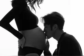 恭喜！下个月卸货生娃，英皇小花汤怡拍写真与老公跳“三人舞”图片