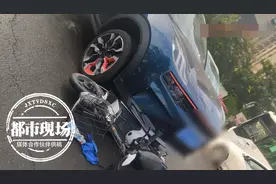 小学门口发生车祸，女司机油门当刹车，有孩子被卷入车底图片