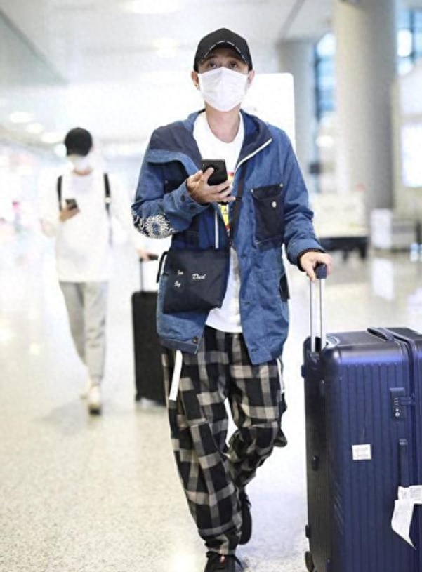 35岁文章撸铁健身,手臂暴起了青筋,平日穿搭尽显时尚