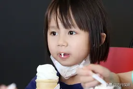 广东夏天气息浓烈 小萝莉雪糕开吃图片