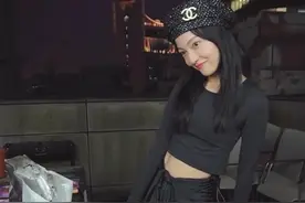 女明星减肥太疯狂！张韶涵罕见现身又瘦一圈，穿露腹装大秀马甲线图片