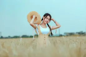 麦子熟了，大辫子姑娘图片