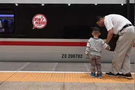 “颜控儿子”在高铁上狂撩小姐姐，宝爸：我还活着呢图片