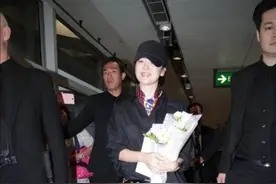 宋慧乔气质好优雅，穿夹克配短裤走机场，一双“肉肉腿”好真实图片