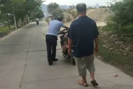 汗水湿透衣背 我也无怨无悔 路管员帮助患病老人推车回家获赞图片