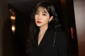 李艺彤黑色西装裙飒爽帅气，吴宣仪清纯气质，喻言粉衣甜美范图片