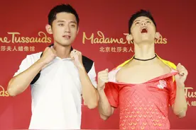 国乒奥运冠军亮相蜡像馆！张继科再现撕衣经典动作，引发球迷热议图片