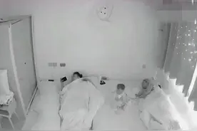 宝宝半夜饿醒，自己找奶喝，吃饱又自己哄睡，堪称“最省心宝宝”图片