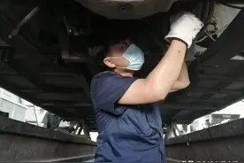 高温下的公交“底盘工”一天换三次汗水浸透的工作服图片