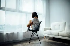 独居者的危险，不是“找个伴”就能解决的图片