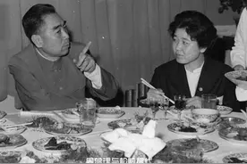 1961年世乒赛，周恩来宴请选手松崎君代，直言：茅台酒送你父亲吧图片
