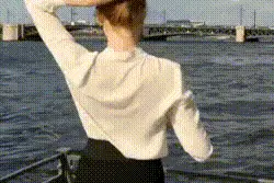 GIF搞笑动图洗头工无缘无故被美女打一巴掌图片