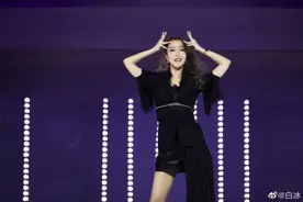 白冰黑西装搭长靴干练十足；伊能静高马尾热裤露脐上衣尽显好身材图片