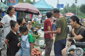 伏天闷热难耐，六旬大娘带孙女赶集卖菜，萌娃的一句话众人夸赞图片