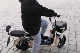 媳妇儿第一次骑电动车，是不是还可以，就是有点太紧张