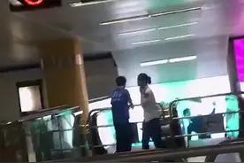 成都地铁2号线有人侵入轨道被撞伤 晚高峰停运大半个小时视频封面