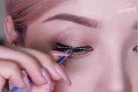 原来pony是这么贴假睫毛的！难怪可以和本身的睫毛贴合，学习起来