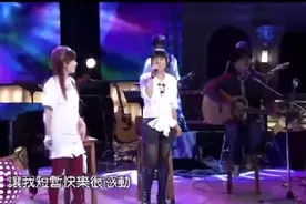 五月天阿信作词作曲，梁静茹范玮琪演唱《燕尾蝶》2004年火爆内地