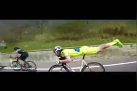 自行车比赛，出现奇葩！超人式趴骑，风阻小，速度超摩托！视频封面