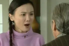 农村保姆帮痴呆奶奶洗澡，竟在浴室打奶奶，简直禽兽不如！视频封面