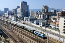 远眺韶关东（韶赣线绿皮 广州东至南雄 只有八节车厢）视频封面