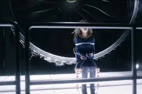 美女的手脚被绑在凳子上，竟也能逃脱，厉害了视频封面