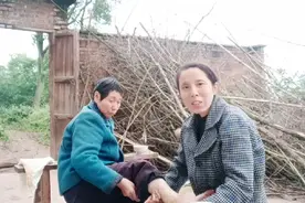 泸州农村妈妈不小心摔跤，大姐贴心地照顾，祝她早日康复！视频封面
