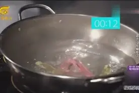 当心！打火机掉油锅里竟会引发爆炸，切记不要接触高温热源！