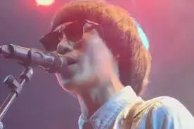 据说这是《夜空中最亮的星》最经典画面，全场大合唱太浪漫，好听视频封面