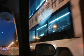 北京姑娘早起上班，披星戴月，同路人也很多。大家周三早！