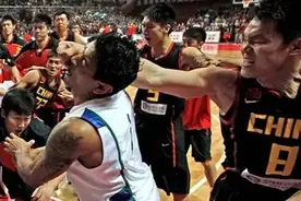 一套朱八拳让巴西留下了阴影！回顾朱芳雨对阵巴西的精彩表现！