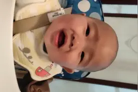 吃着饭好好的，为什么宝宝突然大喊大叫？发生了什么？视频封面