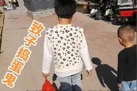 叔叔跟金妹换班，带着侄女和侄儿回家，可怜的两个孩子父母离婚了视频封面