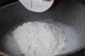 1碗面粉锅里一倒，不醒面不拉面，瞬间变面条，老公吃的一根不剩视频封面