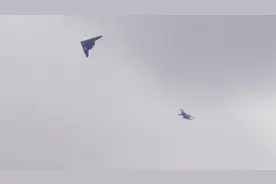 现场视频！俄罗斯“猎人”重型攻击无人机飞行苏30战机伴飞视频封面