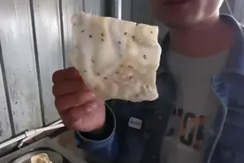 湖南农村特色小吃“油炸粉皮”酥香脆，太好吃了视频封面